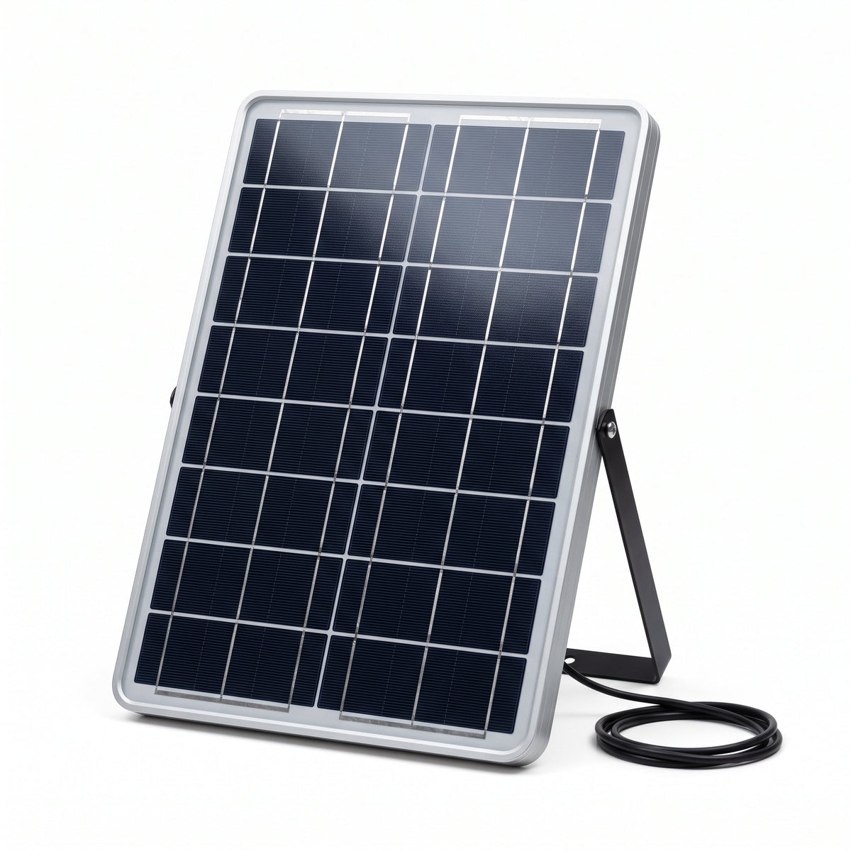 Panneau solaire de rechange sur sa béquille, avec son câble, sur fond blanc