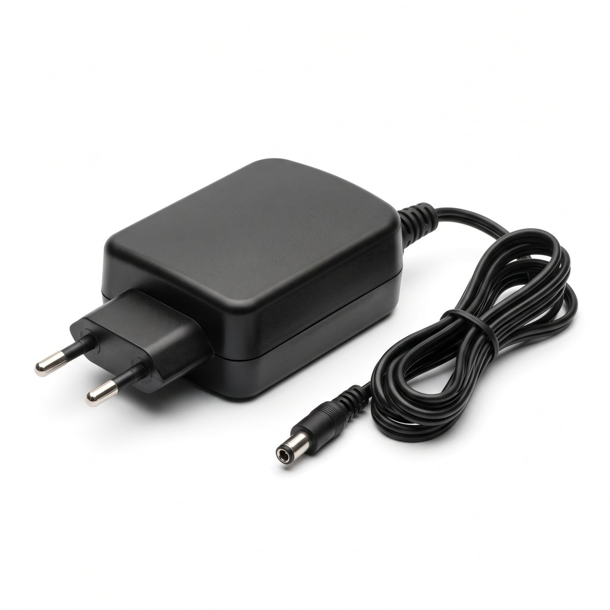 Adaptateur secteur à prise européenne et son câble, sur fond blanc